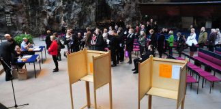 Äänestys alkoi kirkoissa