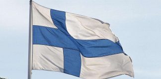 Kansliapäällikkö twiittasi: Pitääköhän Suomen lippu vaihtaa?