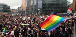 Suuri mielenosoitus eduskuntatalolla