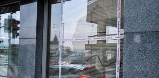 Mielenosoittajat rikkoivat Kirkkohallituksen ikkunan