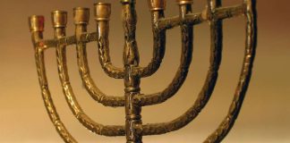 Jo kolmas hanuka-kynttilä syttyy