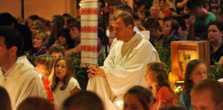 Taizé-tapaaminen kokosi nuoret aikuiset rukouksen pariin Prahaan