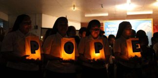 Paavi lohdutti taifuunin uhreja Filippiineillä