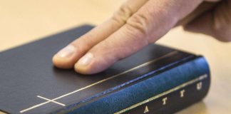 Jumalan nimeen vannominen loppuu tuomioistuimissa