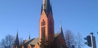 Mikaelinseurakunta vie uusia jäseniä lätkämatsiin