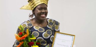 Vuoden pakolaisnainen on seurakunnan lastenohjaaja