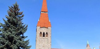 Kuka vaihtaa lampun kirkon tornissa? – Katso video