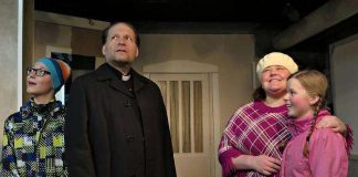 Naispappeus vaikeuttaa avioliittoa teatterilavalla