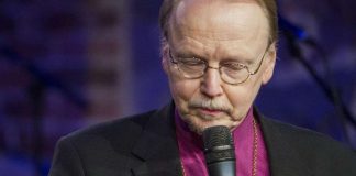 Arkkipiispan Jeesus kaihertaa STI:n pääsihteeriä