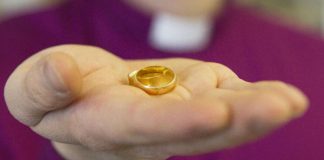 Painostavatko piispat papiksi aikovia naimisiin?