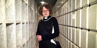 Hautausmaa kirkon kellarissa – Katso video