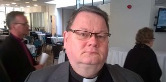 Kirkkoneuvos löi hanskat tiskiin kirkolliskokouksessa