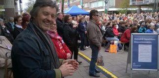 Pekka Simojoen ylistysmusiikki veti kansaa kävelykadulla