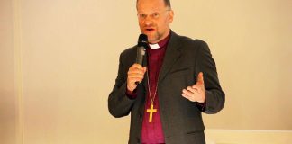 ”Kirkon rakenteiden sijaan kehitettävä yhteisöjä”