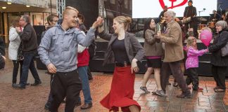 Keveästi keinahdellen, viehkosti valssaten