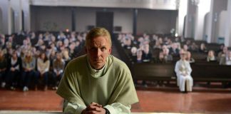 Ohjaaja Kotwica: Halusin välttää elokuvassani pappeuden kliseet