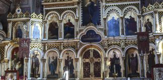 Pyhä synodi: Nainen alttarissa rikkoi kanonista perinnettä