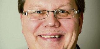 Kirkolliskokousedustaja jutuntekopannassa Ylellä