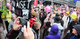 Kieltääkö laki kirkon viranhaltijoita osoittamasta mieltään työpäivänä?