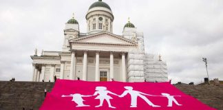 Aito avioliitto -lakana levitettiin luvattomasti Tuomiokirkon portaille