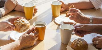 Kahvia ja pullaa – seurakunnilla niukat edustusbudjetit