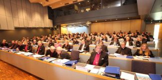 Kirkon eduskunnassa vain
joka kolmas edustaja on nainen