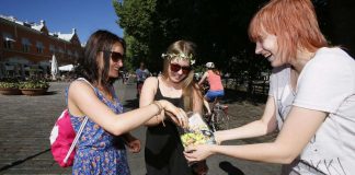 Pyhää vettä ja kondomeja – Miten kirkko näkyy festivaaleilla?