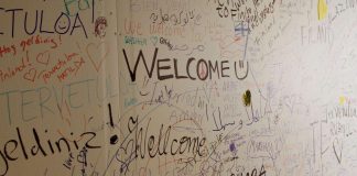 Lauttasaaren seurakunta myy ”Berliinin muuriaan” turvapaikanhakijoiden hyväksi