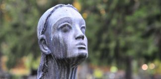 Suomi jakautuu suhteessa kuolemaan ja hautajaisiin