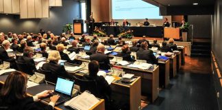 Kirkolliskokouksessa kymmenkunta yli 120 000 euroa tienaavaa