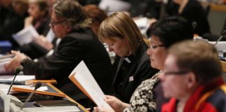 Piispalle ja kapitulille halutaan lisää valtaa seurakuntayhtymien perustamiseksi