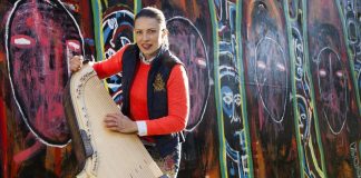 Päivi Kujanen on moderni kanteletar – Katso video!