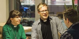 Kolmen minuutin treffit kiinnostivat seurakuntalaisia