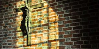 René Girard vie pyhän juurille