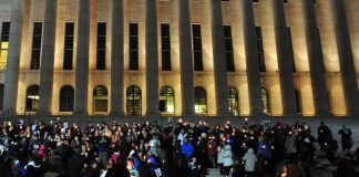 Kerro kokemuksesi eduskunnasta ja kansanedustajista