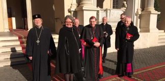 Piispa Askola lahjoitti paaville suomalaista ikimetsää