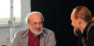 Piispa Peura viihdytti tiskijukkana