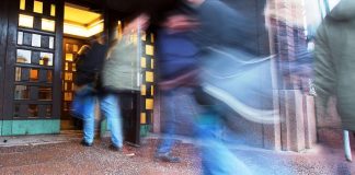 Auttamistyö on yhä tärkeämpi syy kuulua kirkkoon