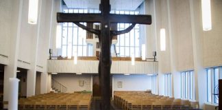 Moni kirkon jättänyt palaa takaisin