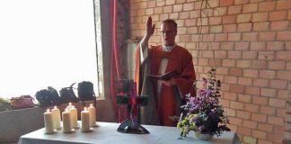 Piispa siunasi Aurinkorannikon keskeneräisen seurakuntakodin