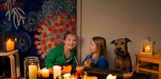 Seurakunnissa rukoillaan ja ruokaillaan kynttilän valossa