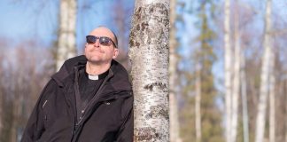 ”Inarissa pääsiäistä vietetään kotakahviossa tulistellen”