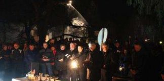 Seurakunta kokoontui pääsiäisyönä kirkkonsa raunioilla