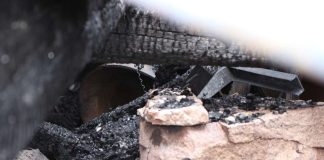 Ylivieskan kirkonkellot lepäävät hiiltyneiden hirsien alla