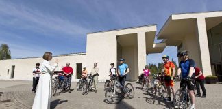 Kirkkopyöräilyssä poiketaan kirkoissa matkan varrella