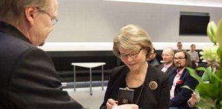 Kirkolliset kunniamerkit Anneli Janhoselle ja Juha Sepolle