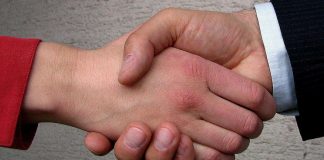 Kättelemättä jättäminen kuohuttaa nyt Ruotsissa