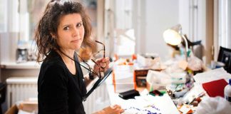 Arvio: Näyttely lääketieteellisestä materiaalista tehdyistä rukousnauhoista on kuin saarna