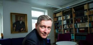 Hallintohenkilökunta siirtyy pois teologisen palkkalistoilta