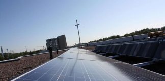 Hämeenkylän kirkon katolle asennettiin aurinkopaneelit